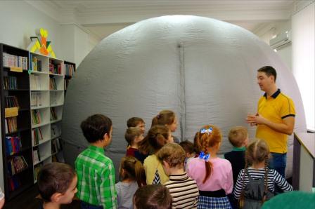 Цифровой мобильный 3D планетарий в детской библиотеке