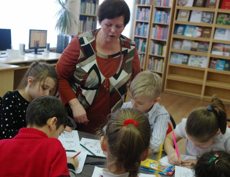Астраханская писательница в детской библиотеке