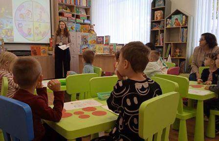 В Областной детской библиотеке в минувшее воскресенье прошли встречи семейных и познавательных клубов.
