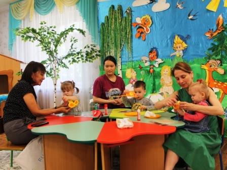 Специалисты детской библиотеки в гостях у «Капельки»