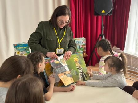 Специалисты детской библиотеки посетили центр помощи детям, оставшимся без попечения родителей «Улитка»