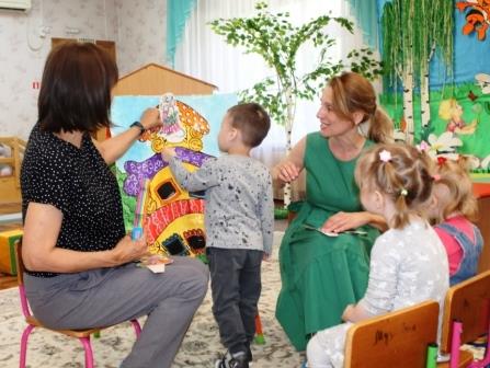 Специалисты детской библиотеки в гостях у «Капельки»