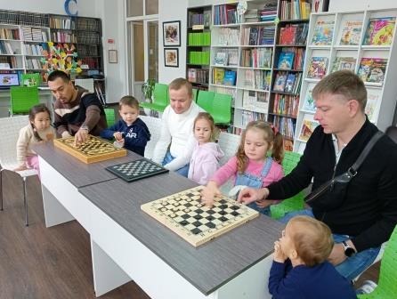 «С папой классно!» — незабываемый день в детской библиотеке