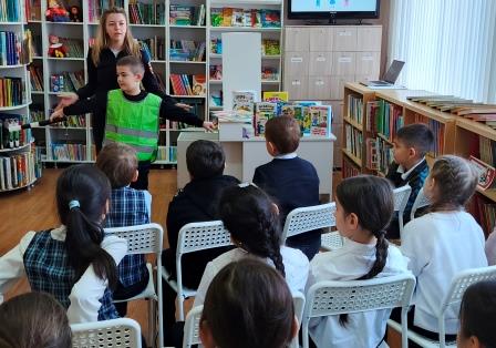 Учимся быть внимательными: встреча детей с инспектором дорожной полиции