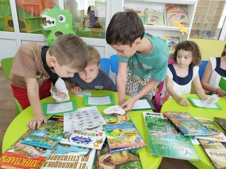 Продолжаем знакомить юных читателей библиотеки с миром динозавров!