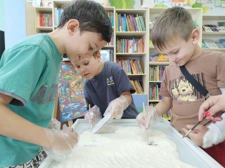 Продолжаем знакомить юных читателей библиотеки с миром динозавров!