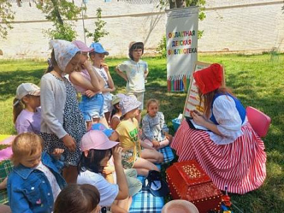 Областная детская библиотека открыла сезон книжных пикников