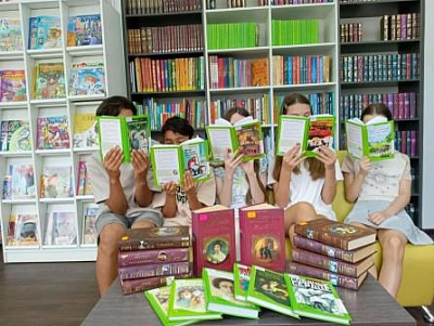 Книжный путеводитель по произведениям из списков летнего чтения в Областной детской библиотеке