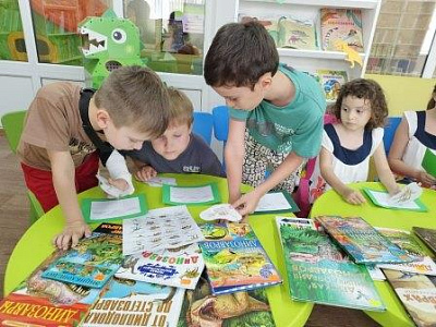 Продолжаем знакомить юных читателей библиотеки с миром динозавров!